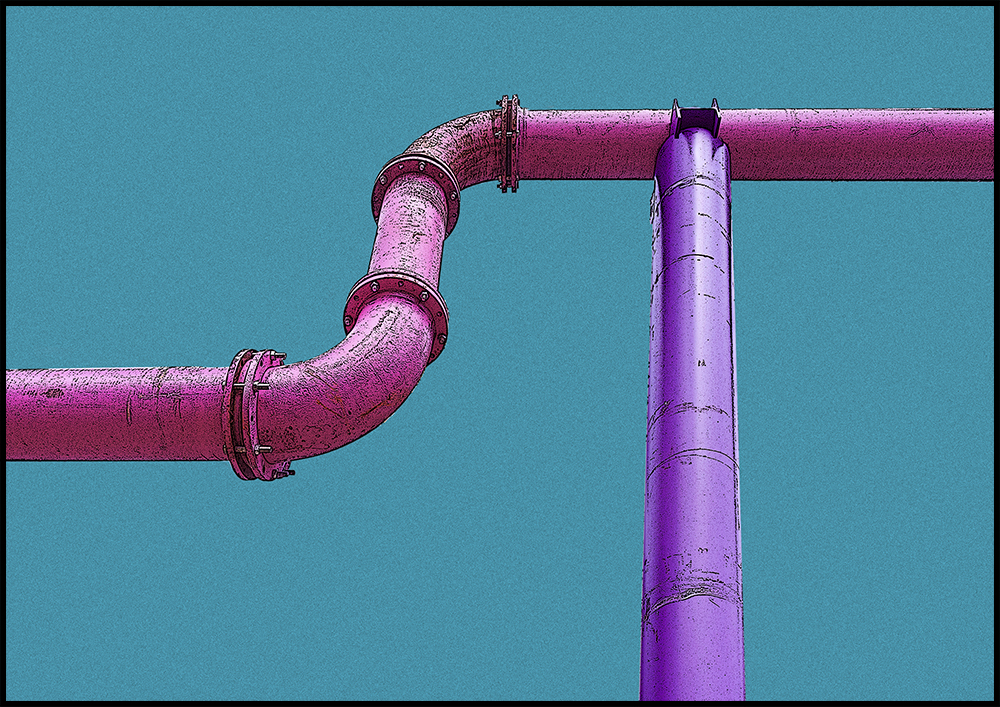 Rosa Rohre zur Grundwasserentsorgung vor monochromen blauen Hintergrund