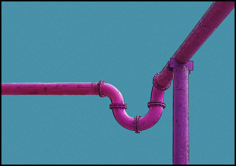 Rosa Rohre zur Grundwasserentsorgung an Baustellen vor monochromen blauen Hintergrund