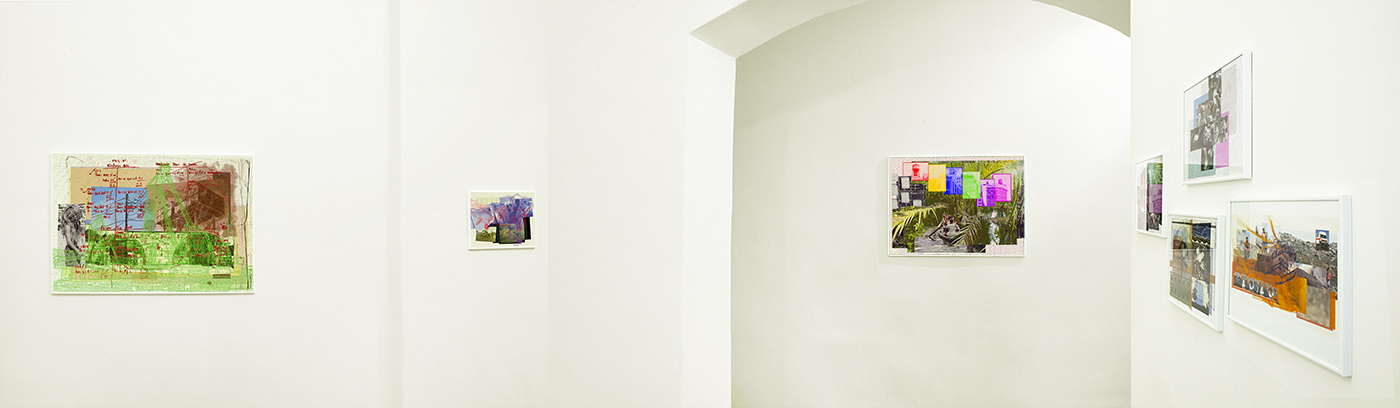 Ausstellungsansicht mehrerer farbiger Zeichnungen in weißgestrichenem Ausstellungsraum