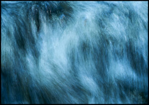 bearbeitete Fotografie von Wasserwellen brechen und stürzen übereinander in Blau