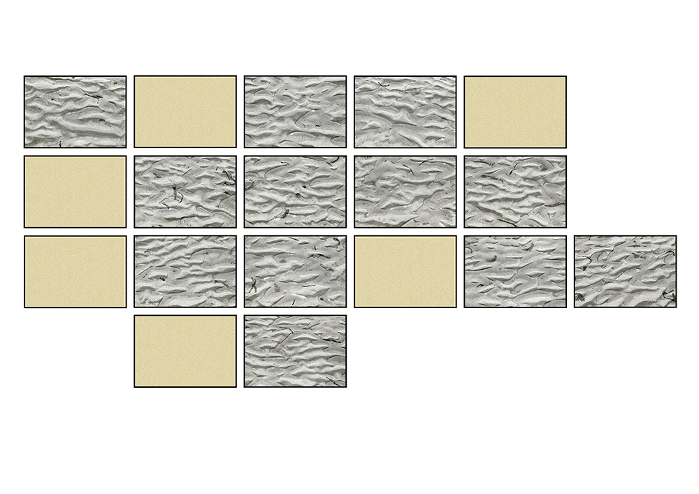 Makroansicht vom Sandstrand am Indischen Ozean. Man sieht die sich im Sand abzeichnenden Wellenformen des Meeres.